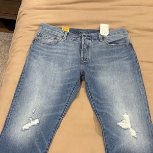 Women’s blue Levi distressed jeans